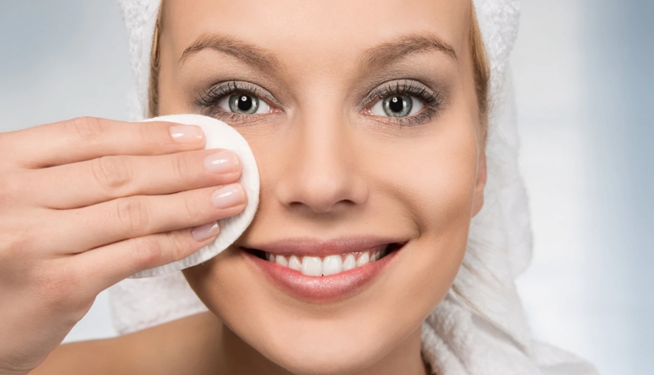 Combattere pori dilatati e punti neri dopo i 40 anni: i trucchi